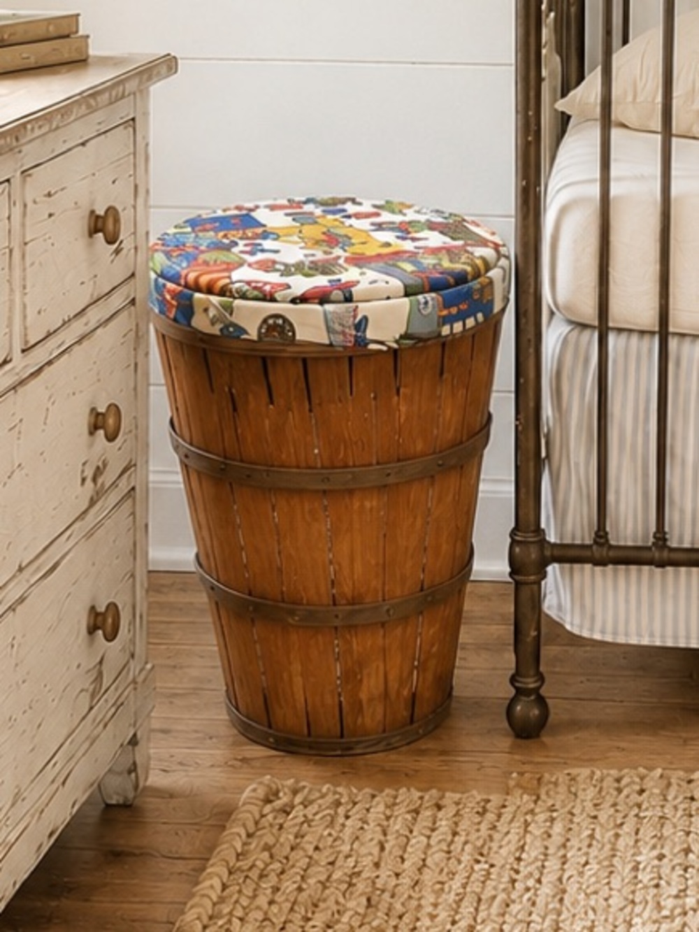 VTG Primitive Wooden Bushel Basket Hamper w Padded Lid & Liner Farmhouse Storage